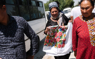 Алат в помощь! Из-за ограничений туркмены возят в Узбекистан штучный товар на продажу