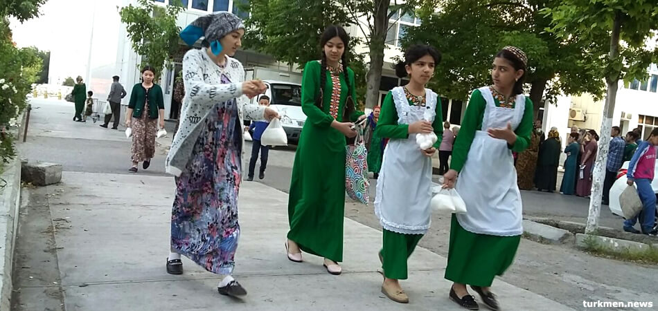 Туркменские школьницы, архивное фото