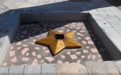 Не вечный огонь. В Дашогузе возложили цветы к памятнику с давно потушенным огнем