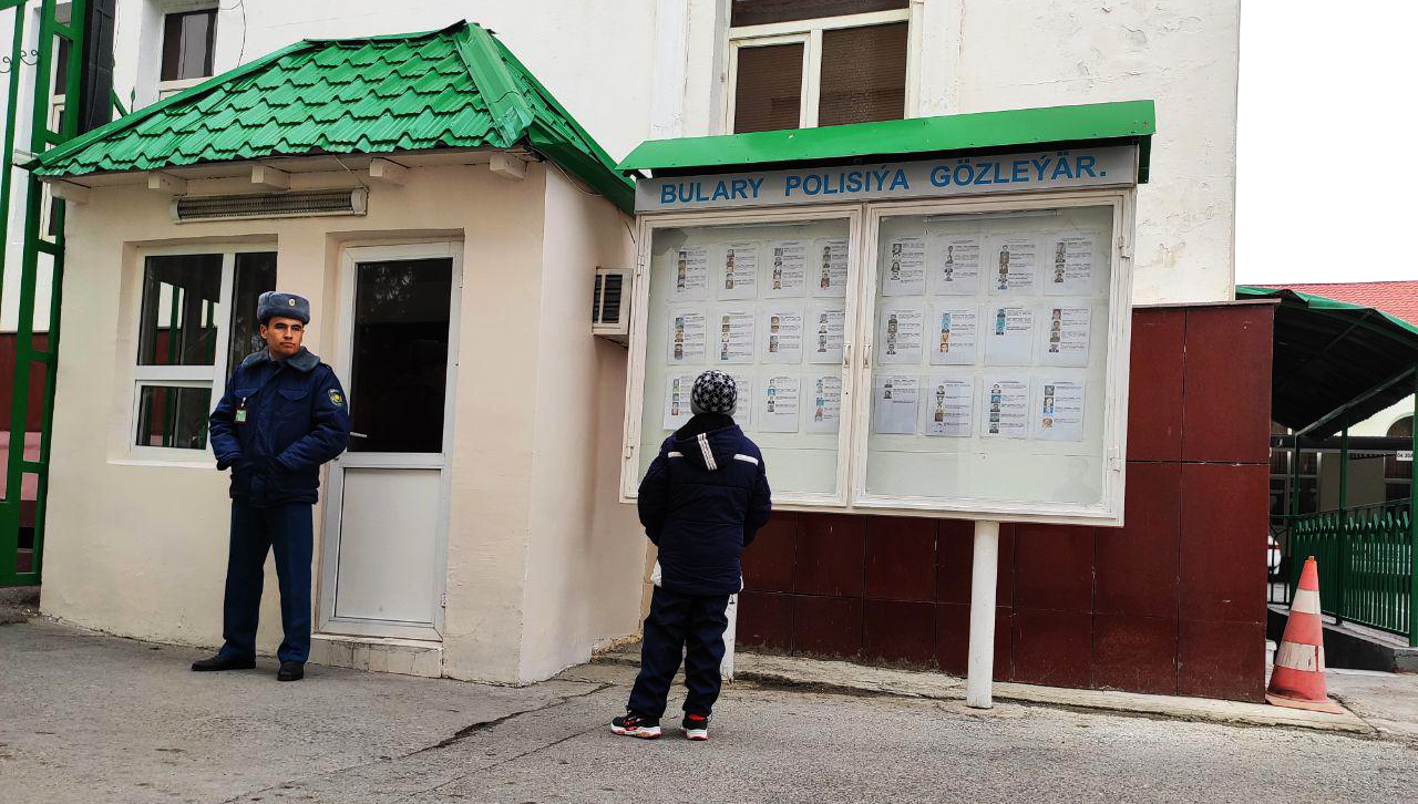 В полицейском изоляторе в Туркменабаде содержатся около 30 обвиняемых в гомосексуальных связях