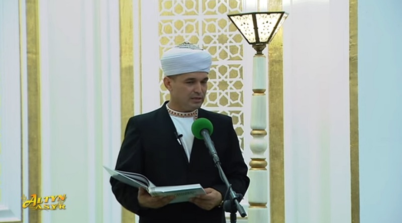 Чтение книги Гурбангулы Бердымухамедова в мечети. Кадр туркменского телевидения