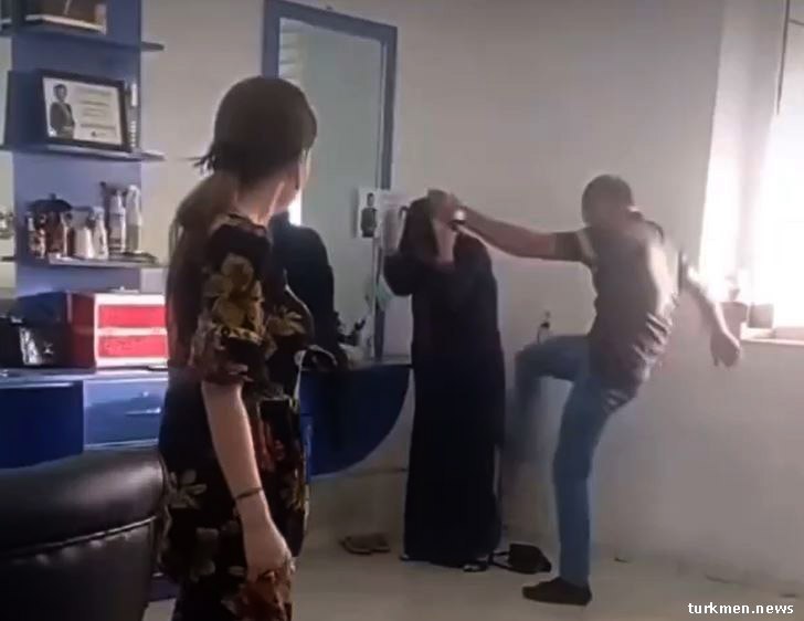 Мужчина в Туркменистане избил женщину в салоне красоты. Видео 18+