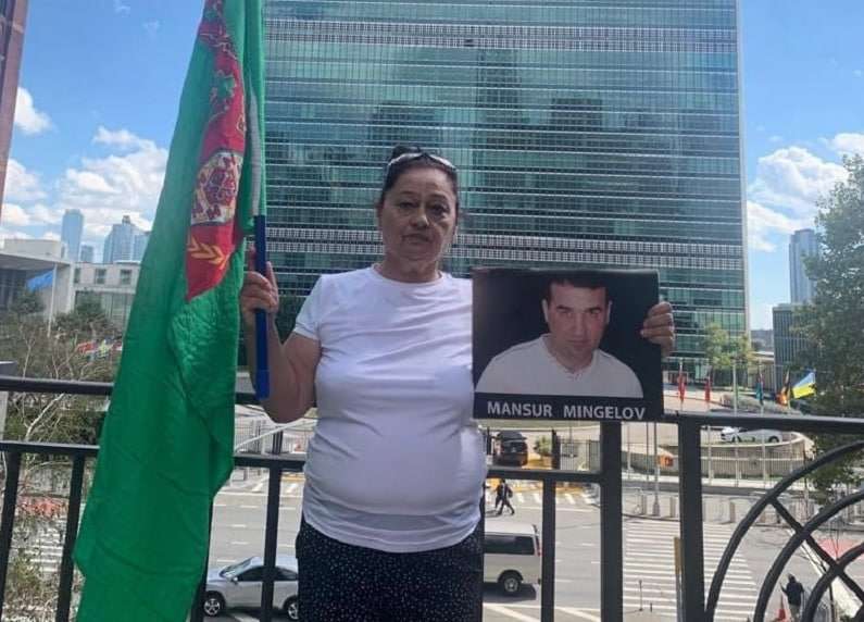 В Нью-Йорке прошел одиночный пикет в поддержку туркменских политзаключенных