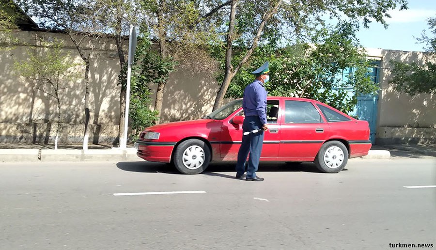 Сотрудник дорожной полиции в Туркменистане