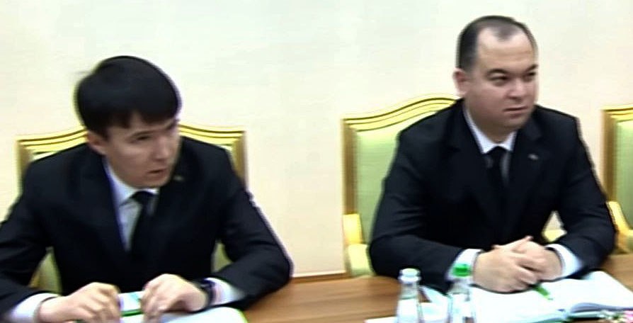 Мурад Чарыев (слева) и Ниязлы Ниязлыев. Кадр туркменского телевидения