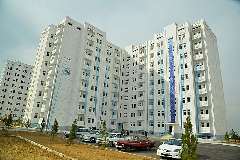Многоэтажный дом в Ашхабаде. Фото Turkmenportal