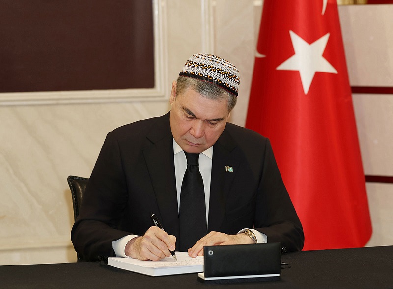 Гурбангулы Бердымухамедов расписывается в книге соболезнований. Фото Turkmenportal