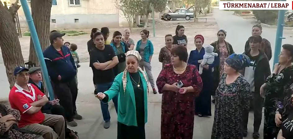 В Туркменабаде люди вышли на протест против строительства дома на месте сквера