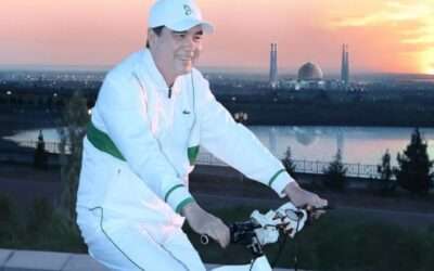 Глава Международного союза велосипедистов вручил Гурбангулы Бердымухамедову фейковую медаль
