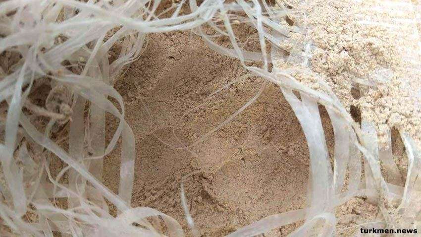 Серая мука, выданная туркменским дехканам, более похожая на песок
