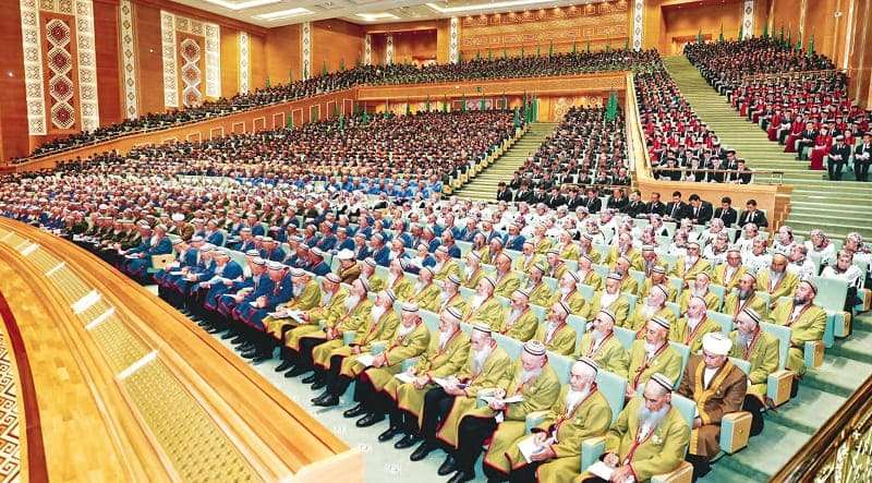Халк Маслахаты объявил Сердара Бердымухамедова Героем, а делегаты сидели в зале в памперсах