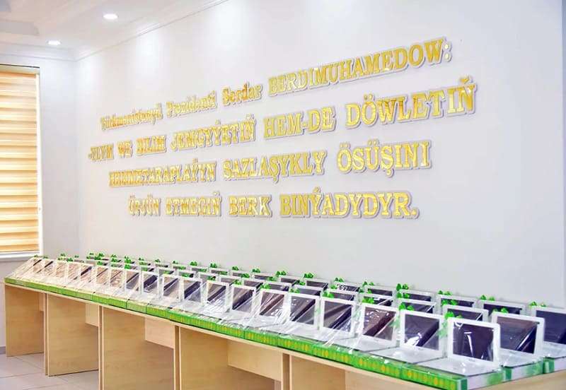 Первоклассников по ноутбукам считают? Опубликована странная статистика по количеству детей в Туркменистане