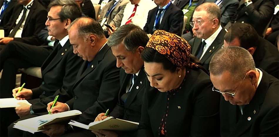 Посол Туркменистана в Германии Бердымурат Реджепов во втором ряду на последнем форуме в Германии