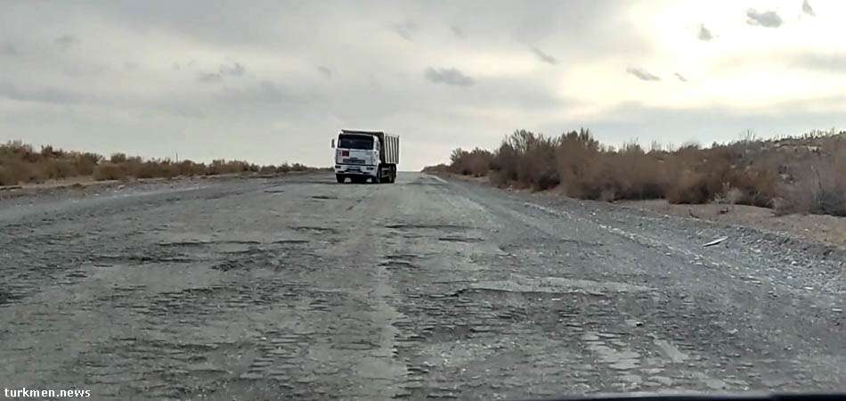 Самосвал выезжает на встречную полосу на трассе Ашхабад-Туркменабад