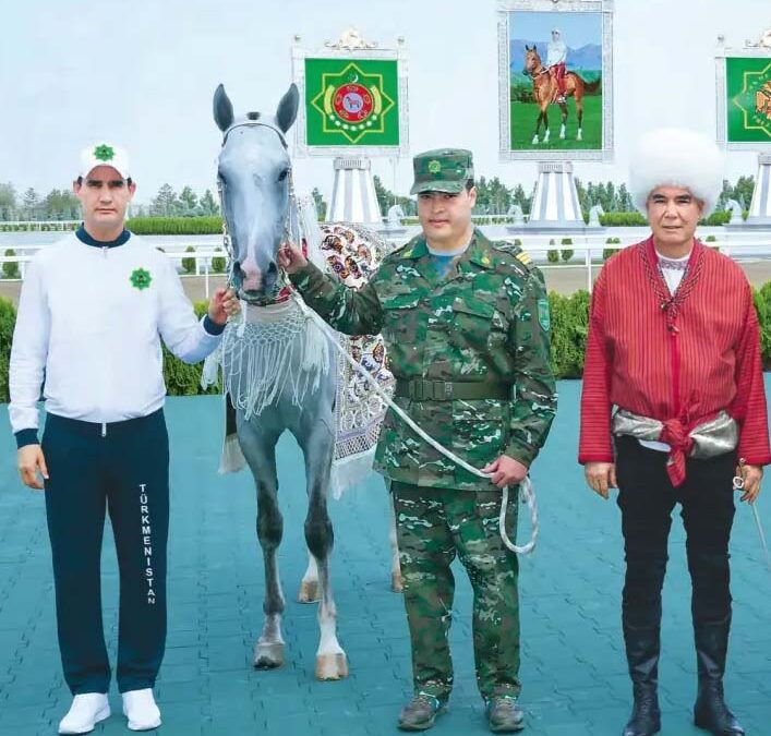 Экс-президент Туркменистана на ахалтекинце внука победил в открытых сыном скачках